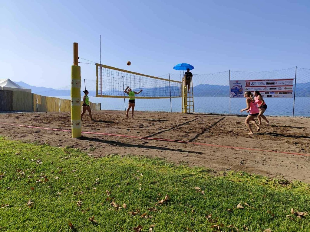 Τριχωνίδα: Δείτε live το τουρνουά beach volley - «Φωτιά» και στην άμμο βάζει το Lake Party
