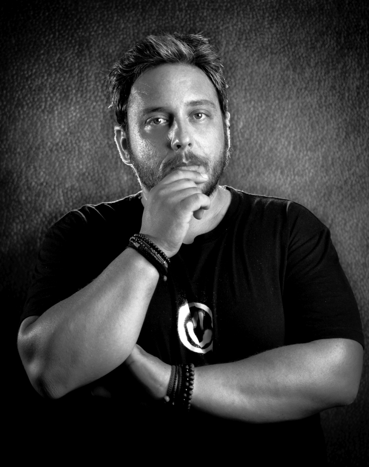 ΝΕΟ lyric video για τον ΓΙΑΝΝΗ ΑΔΑΜΟ (&quot;Ανθρωπάκος&quot; από το επερχόμενο άλμπουμ &quot;Στο Παραπέτασμα Του Κόσμου&quot;)