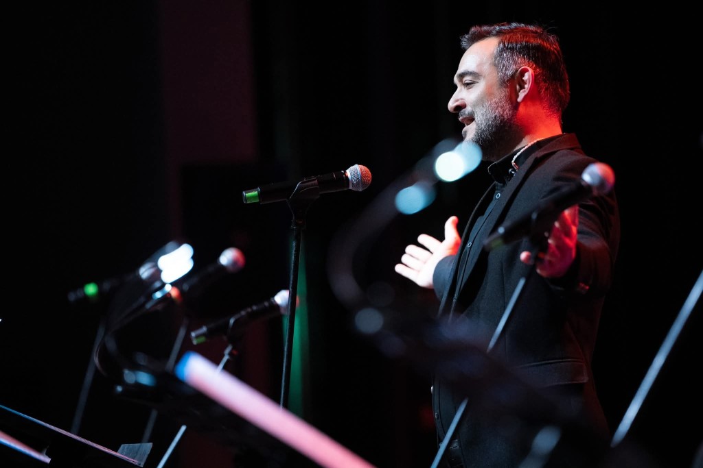 Η φωνή της παράδοσης με βλέμμα στο σήμερα… ( Πέτρος Κουλουμής)