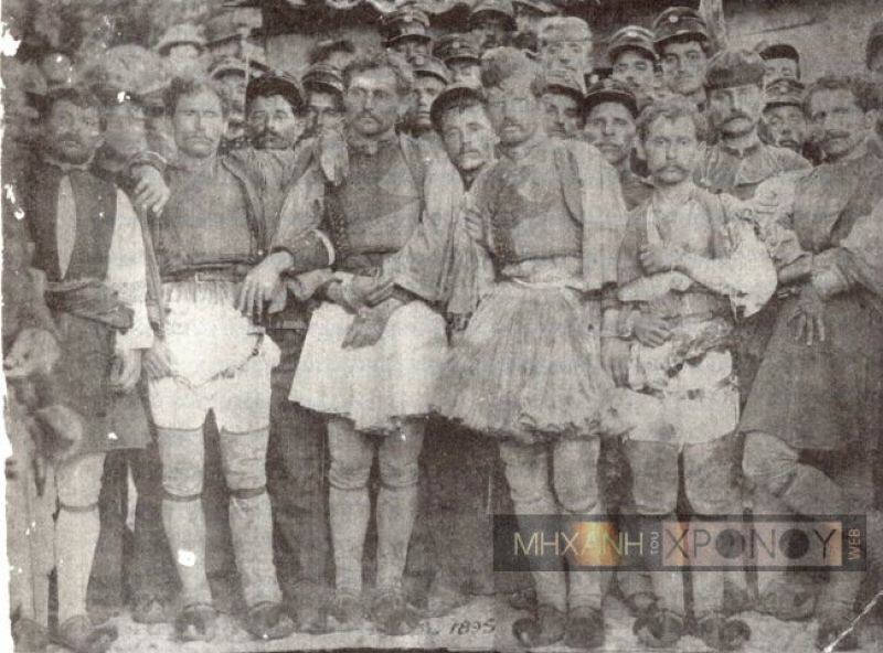 Αμφιλοχία: Χωροφύλακες φωτογραφίζονται με τους «λήσταρχους Τσεκουραίους» που πάνε για κρεμάλα