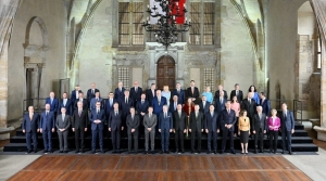 Πράγα: Κράτησαν τις… αποστάσεις Μητσοτάκης – Ερντογάν στην «οικογενειακή» φωτογραφία