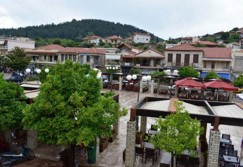 Η πλατεία στην καρδιά του Θέρμου