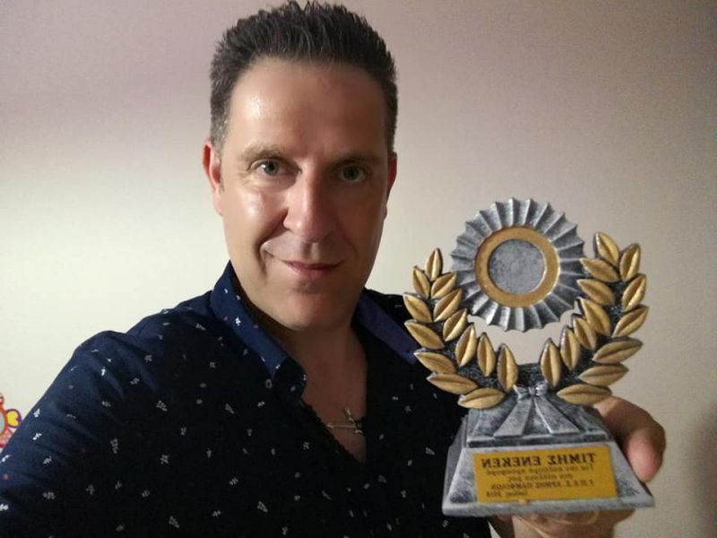 Οι διεθνούς φήμης Ελληνίδες αθλήτριες Μαρία Λαμπρινίδου και Αθηνά Παπαφωτίου παρέδωσαν βραβείο στον καλλιτέχνη Πάνο Γαληνό!