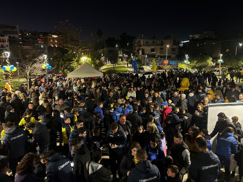 Πάρτι από τον Παναιτωλικό στην πλατεία του γηπέδου – Λατρεία για τους παίχτες (video, φωτο)