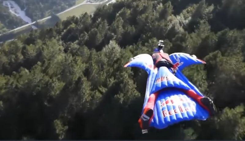 Βίντεο: Άνθρωποι-πουλιά «κόβουν» την ανάσα με τα... πειράματά τους