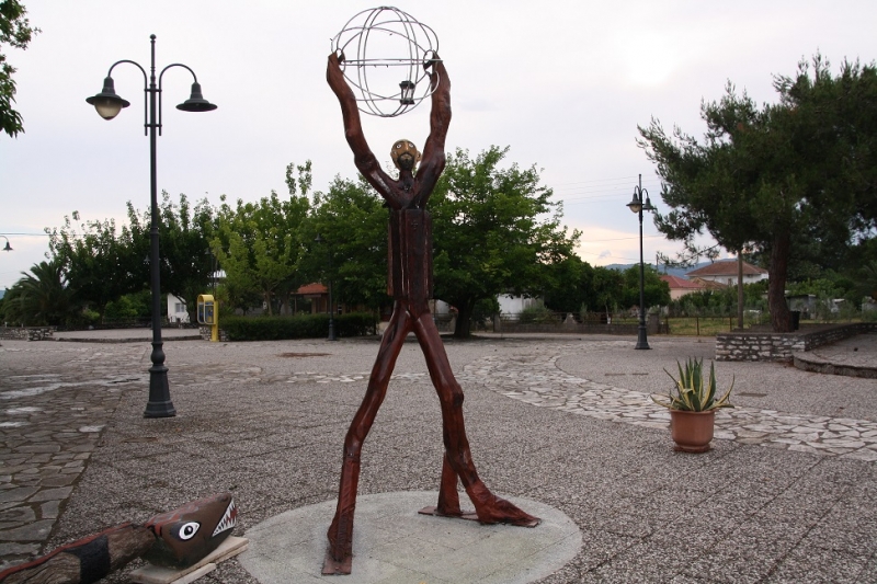 Ο μυθικός Άτλας στην πλατεία Αγίου Γεωργίου Καλυβίων!