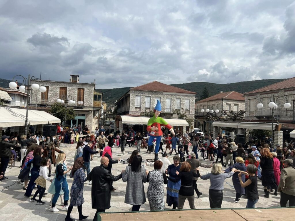 Kαρναβαλική διάθεση και σάτιρα στο Θέρμο (βίντεο)