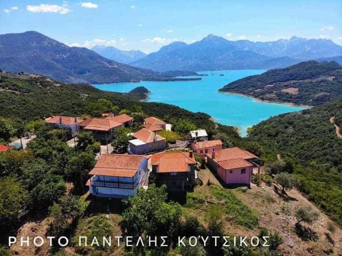 Τριπόταμος Ευρυτανίας: Το όμορφο χωριό δίπλα στη λίμνη των Κρεμαστών (φωτο)