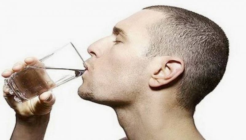 Νερό με άδειο στομάχι το πρωί: 7 πράγματα που συμβαίνουν στον οργανισμό