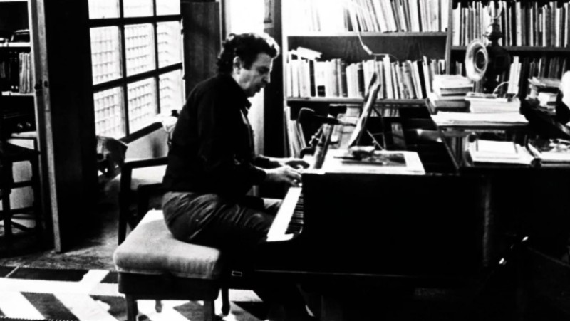 100 χρόνια Μίκης: Πέντε άλμπουμ που ξεχωρίζουν στη δισκογραφία του