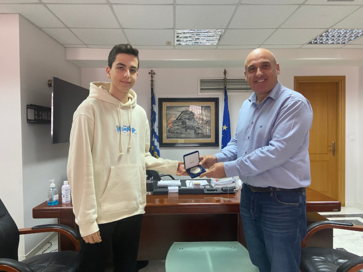 Τον μαθητή Γιώργο Μελίστα τίμησε ο Δήμαρχος Ναυπακτίας Βασίλης Γκίζας για την κατάκτηση του ασημένιου μεταλλίου στην 1η Διεθνή Ολυμπιάδα Αστρονομίας-Αστροφυσικής