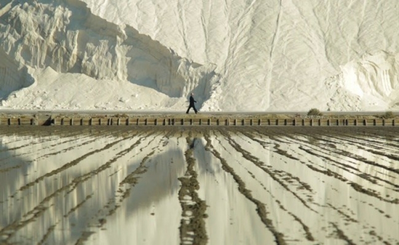 Όταν ο λευκός θησαυρός γίνεται χιόνι: Στο Μεσολόγγι το «Snowing in Berlin» του Μιχάλη Δέλτα [video]