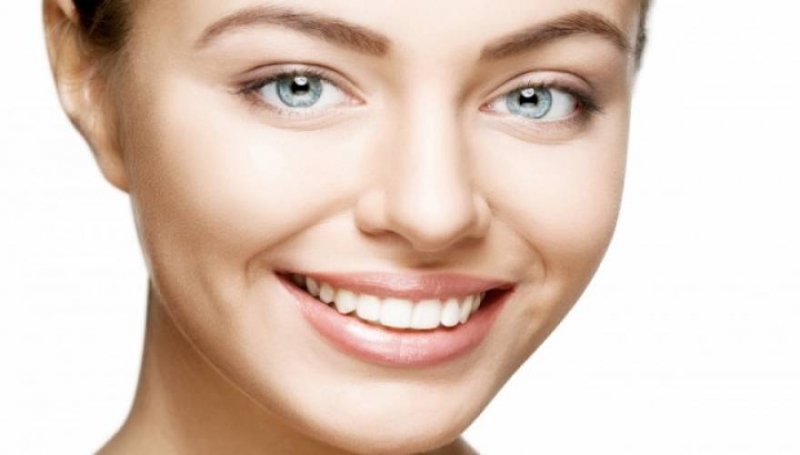 Θέλεις κατάλευκα δόντια; Το «μαγικό» διάλυμα για να το πετύχεις!