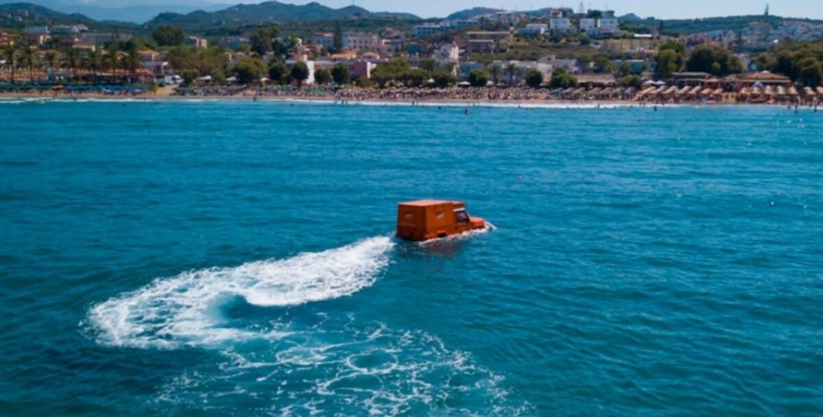 Αυτό είναι το αμφίβιο αυτοκίνητο που αλωνίζει τα ελληνικά νησιά (βίντεο)