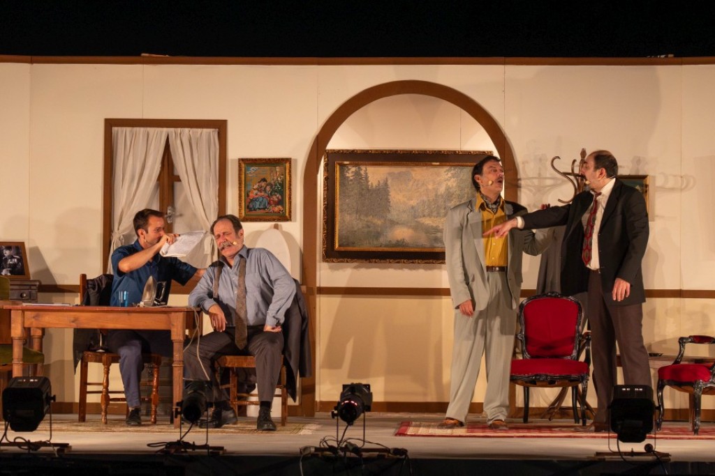 Δη.Πε.Θε. Αγρινίου: Έναρξη Περιοδείας απο τις 5 Αυγούστου 2025 με την παράσταση «ΔΑΦΝΕΣ ΚΑΙ ΠΙΚΡΟΔΑΦΝΕΣ»