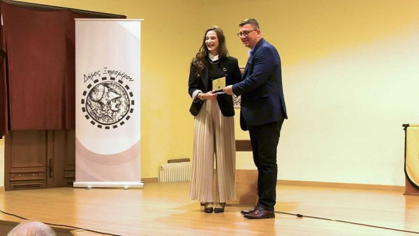 Ξηρόμερο: 19χρονη «αρχόντισσα των βουνών» πρωταγωνίστησε σε ντοκιμαντέρ με το κοπάδι της και βραβεύτηκε