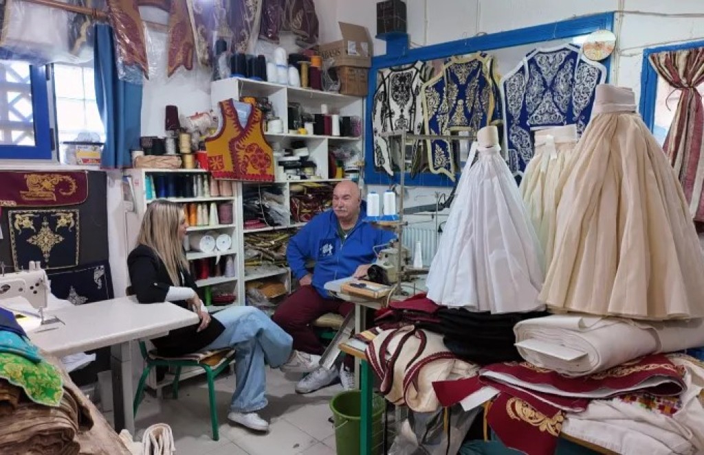 Κατοχή Μεσολογγίου: Ο Νίκος Πλακίδας «ράβει» την παράδοση με βελόνα και ψυχή