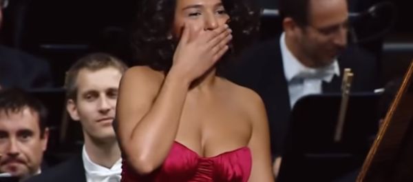 Αυτή η Γεωργιανή είναι η πιο ερωτική πιανίστρια κλασικής μουσικής (βίντεο)