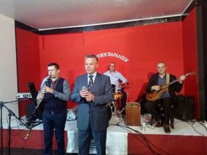 Ο Γιώργος Γκούνας με το συγκροτημά του στην εκπομπή «Δημοτική Παράδοση» του ΑΧΕΛΩΟΣ TV