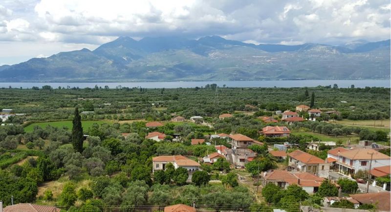 Άγιος Ανδρέας, το όμορφο παραλίμνιο χωριό της Μακρυνείας