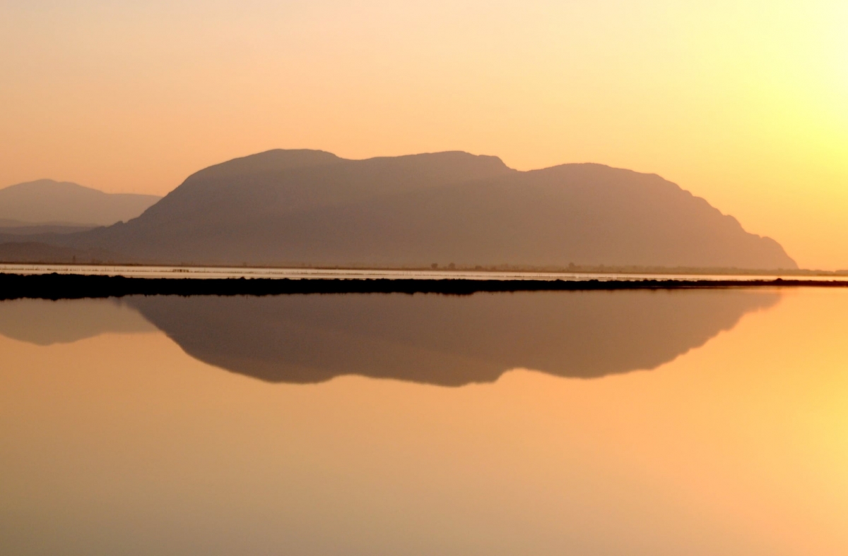 Λυκαυγές και ανατολή στη λιμνοθάλασσα του Μεσολογγίου με φόντο την Βαράσοβα