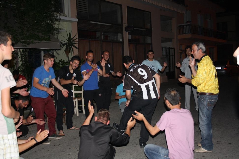 “Μίνι” φιέστα στα Καλύβια για την επιτυχία του ΠΑΟΚ!