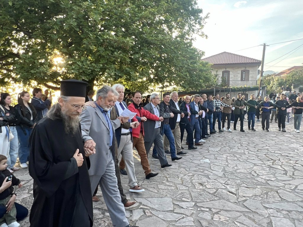 Θέρμο: Ο παπάς του χωριού έσυρε πρώτος τον χορό στο Γαϊτανάκι της Αγίας Σοφίας