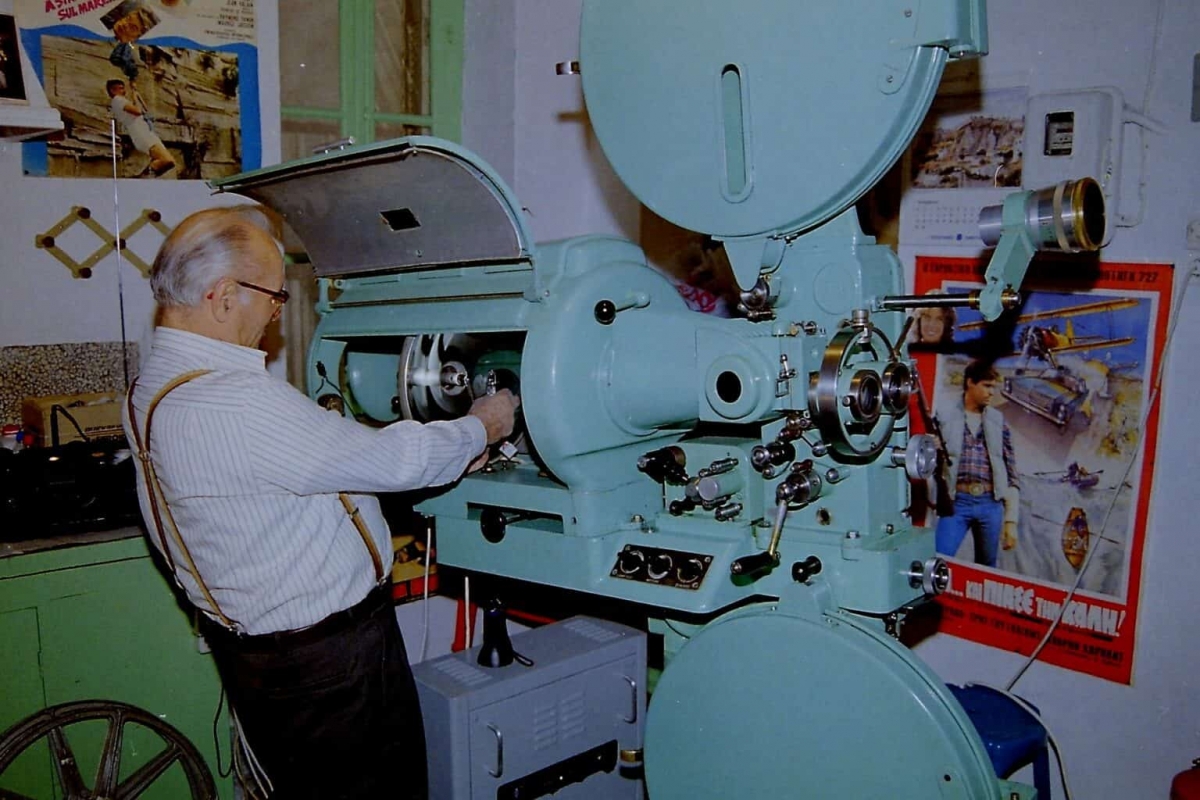 Ο άνθρωπος που είχε μετατρέψει το σπίτι του στο Αγρίνιο σε ιδιωτικό κινηματογράφο (φωτο- video)