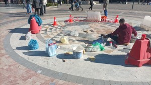 Επισκευάζεται το ψηφιδωτό έμβλημα της πόλης του Αγρινίου στην κεντρική πλατεία