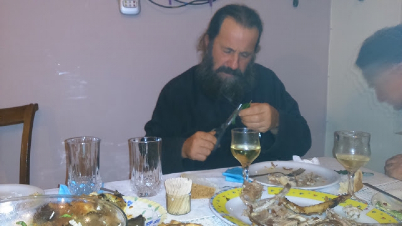 Ο Παπα- Βασίλειος Ζάρος από το Θύρρειο Βόνιτσας παίζει μουσική με… ένα απλό φύλλο!