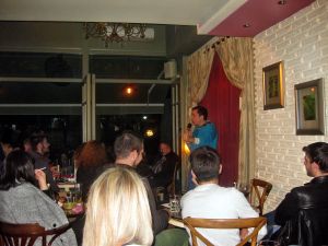 STAND UP COMEDY και στο Αγρίνιο με τον καλύτερο εκπρόσωπο του είδους, τον Κωνσταντίνο Ραβνιωτόπουλο.