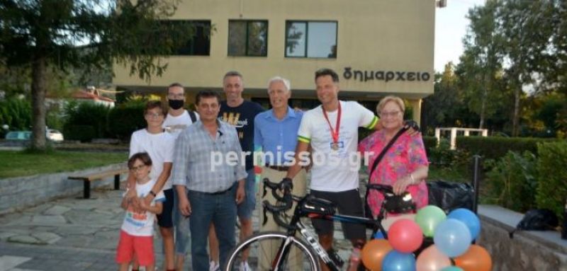 Ήρθε με ποδήλατο από το Μπέλφαστ για τα 2.500 χρόνια της Μάχης των Θερμοπυλών