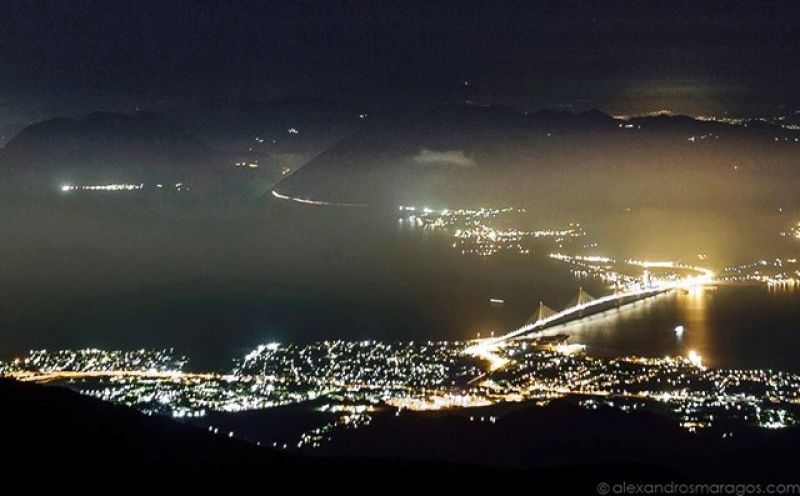 Μαγευτική εικόνα με τη γέφυρα Ρίου-Αντιρρίου και τον έναστρο ουρανό