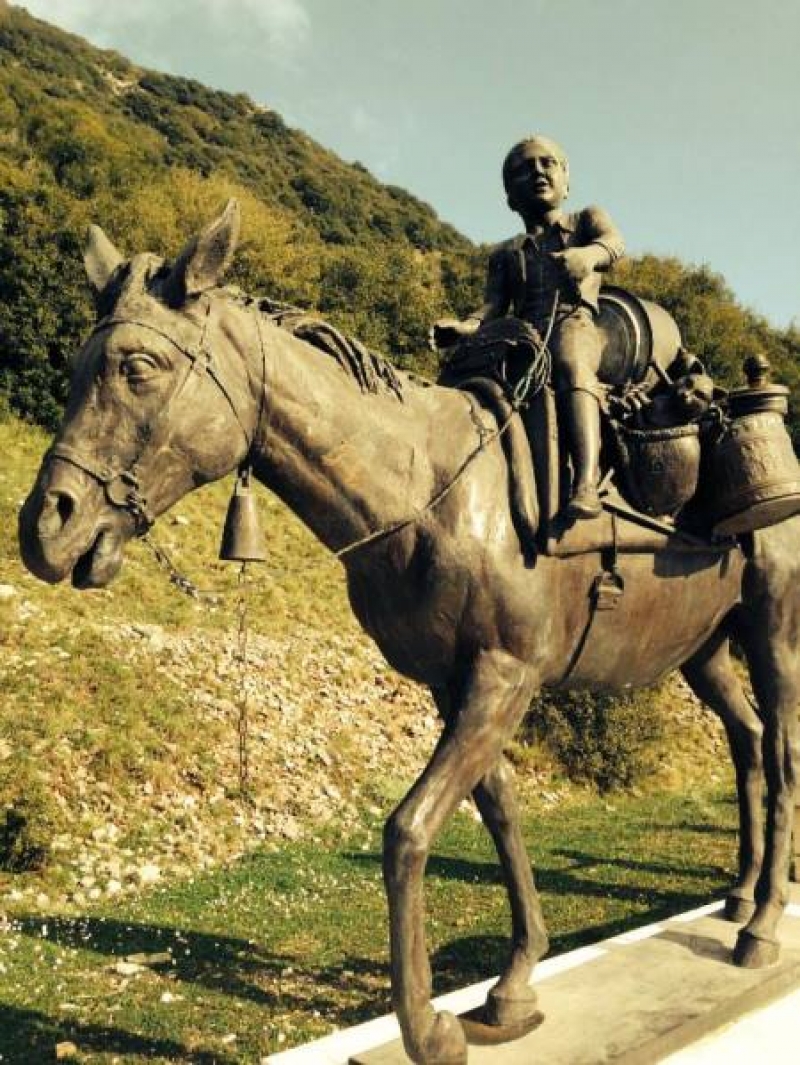 Ορεινή Ναυπακτία: Oικογένεια το 1930 στο δρόμο για το χωριό (φωτο)