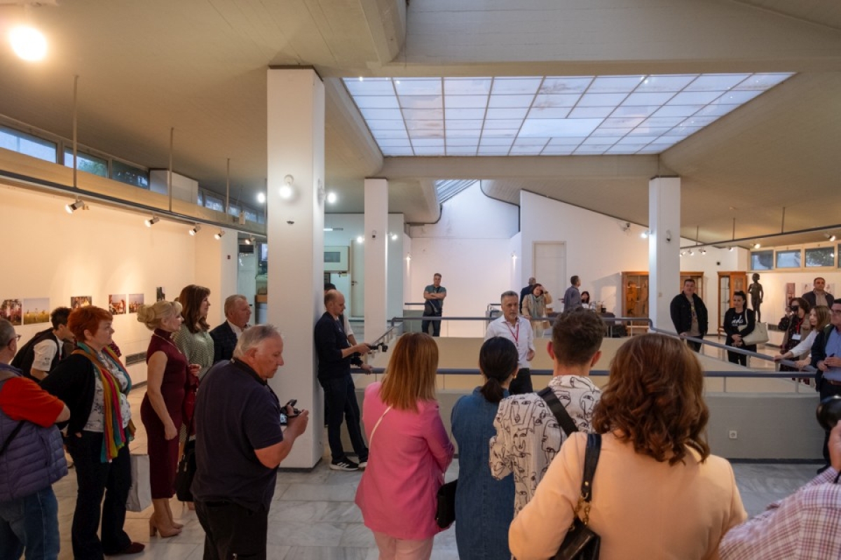 Πραγματοποιήθηκαν τα εγκαίνια της έκθεση φωτογραφίας «ΓΟΝΕΙΚΟΤΗΤΕΣ» από το Photopolis Festival