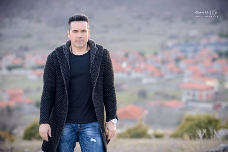 O Βασίλης Μπατής Επιστρέφει και Αναστατώνει με το νέο του κομμάτι &quot;Για μια Ελένη&quot;