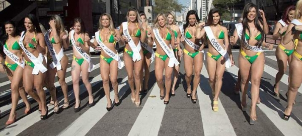 Καυτά μοντέλα με μαγιό ανάβουν φωτιές στους δρόμους του Σάο Πάολο [εικόνες]