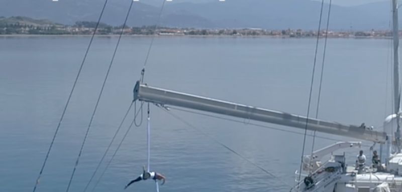 Δυτική Ελλάδα: Ο εναέριος χορός της Κατερίνας Σολδάτου στο πλοίο της Greenpeace