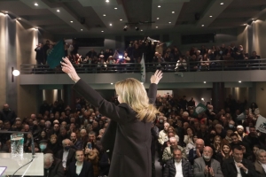 “Βούλιαξε” το Παπαστράτειο - Ψήφος εμπιστοσύνης σε ΠΑΣΟΚ και ΣΤΑΡΑΚΑ