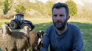 Επέλεξε να μείνει στο χωριό | Η σκληρή ζωή ενός αγρότη (βίντεο)