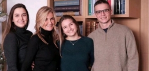 Γιορτή της Μητέρας: Ο Κυριάκος Μητσοτάκης εύχεται «χρόνια πολλά» στη Μαρέβα και σε «όλες τις μαμάδες»