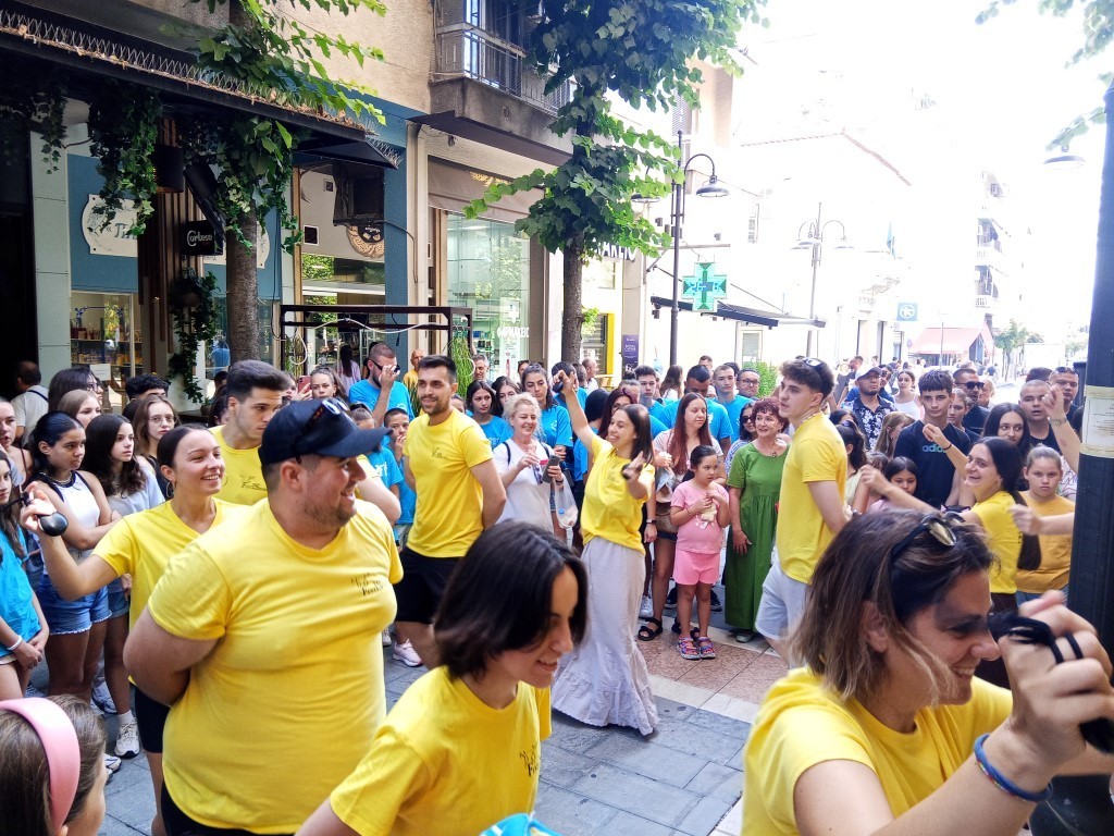 Δίδαξαν χορούς στους Αγρινιώτες τα ξένα συγκροτήματα (φωτο, βίντεο)