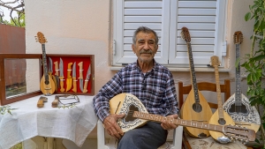 Μπαγλαμαδάκια, τζουράδες και μπουζούκια από τα χέρια του μπάρμπα Θόδωρου