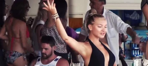 Ο χορός της Ρωσίδας καλλονής με το αγγελικό πρόσωπο που έβαλε «φωτιά» στη Μύκονο [βίντεο]