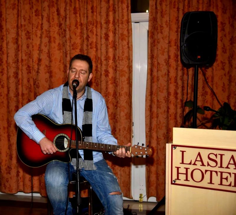 Ο Πάνος Γαληνός τραγουδά για την &quot;ΚΙΒΩΤΟ ΤΟΥ ΓΕΝΟΥΣ&quot;.