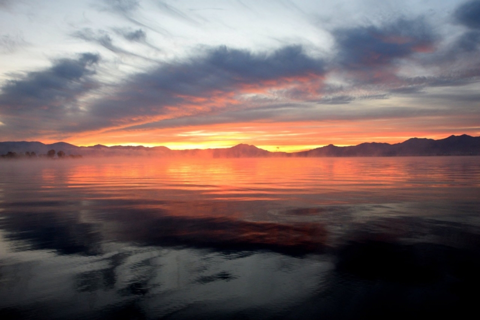 Βίντεο και εικόνες: το μαγικό ξημέρωμα στην Τριχωνίδα και οι ψαράδες της αθερίνας