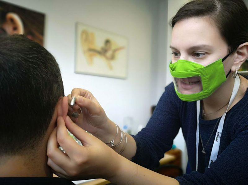 Μάσκες #Smile που μεταδίδουν χαμόγελα και ξεκάθαρη ομιλία