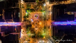 Εντυπωσιάζει απο ψηλά το Χριστουγεννιάτικα φωτισμένο Αγρίνιο (φωτό)