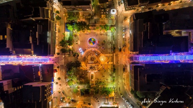 Εντυπωσιάζει απο ψηλά το Χριστουγεννιάτικα φωτισμένο Αγρίνιο (φωτό)