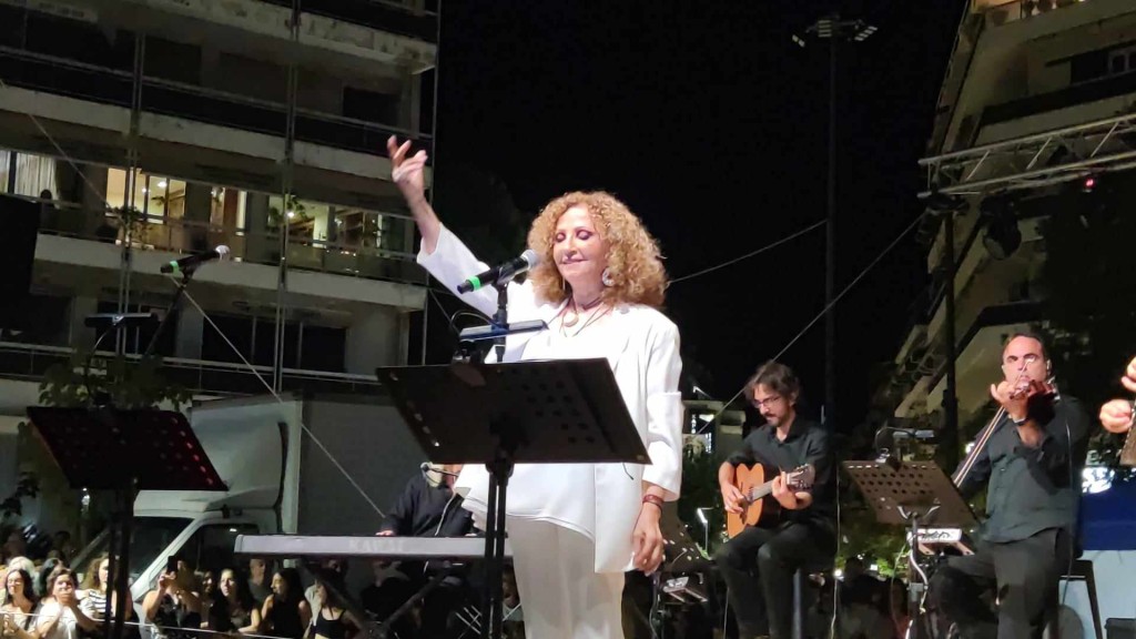 Αγρίνιο: Οι «αθάνατοι» στίχοι του Πυθαγόρα με την Γλυκερία στην πλατεία Δημοκρατίας (εικόνες – video)